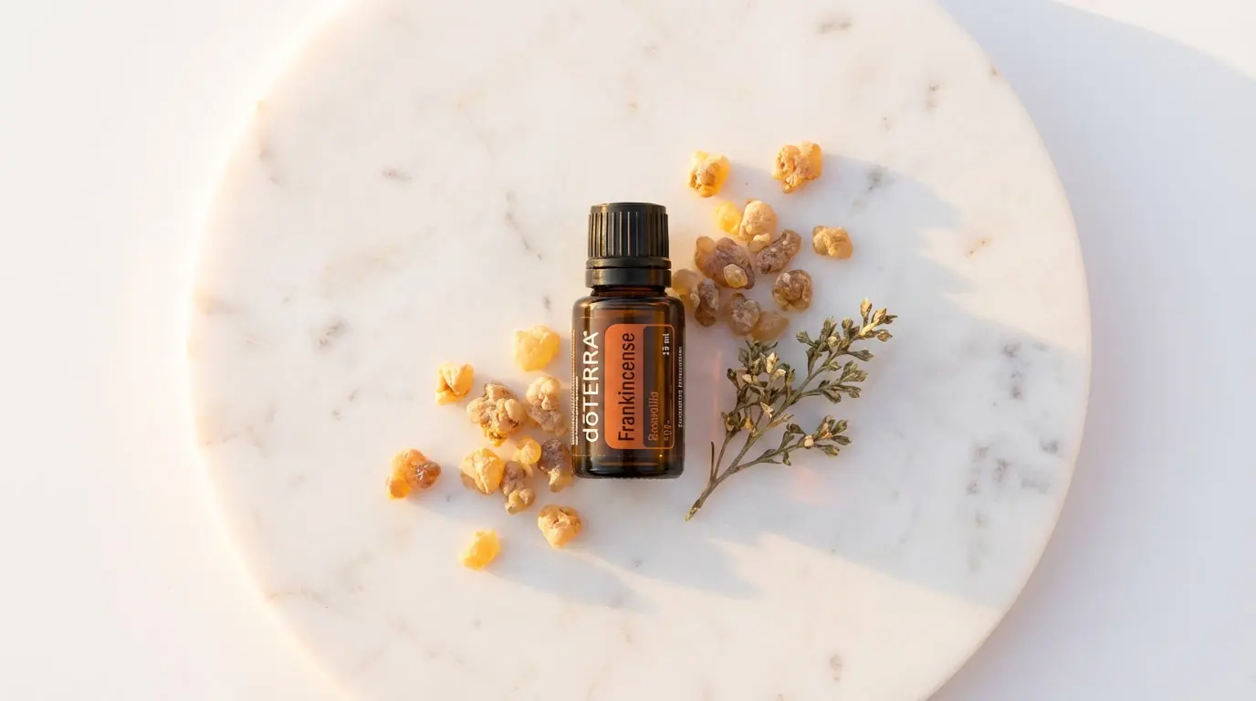 Olejek z kadzidłowca doTERRA Frankincense na białym marmurze